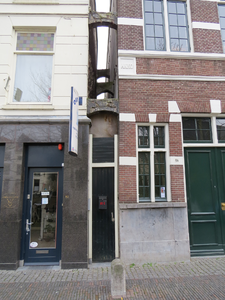 819693 Gezicht op de smalle, afgesloten doorgang tussen de panden Oudegracht 82 (links) - 84 te Utrecht.N.B. Dit was de ...
